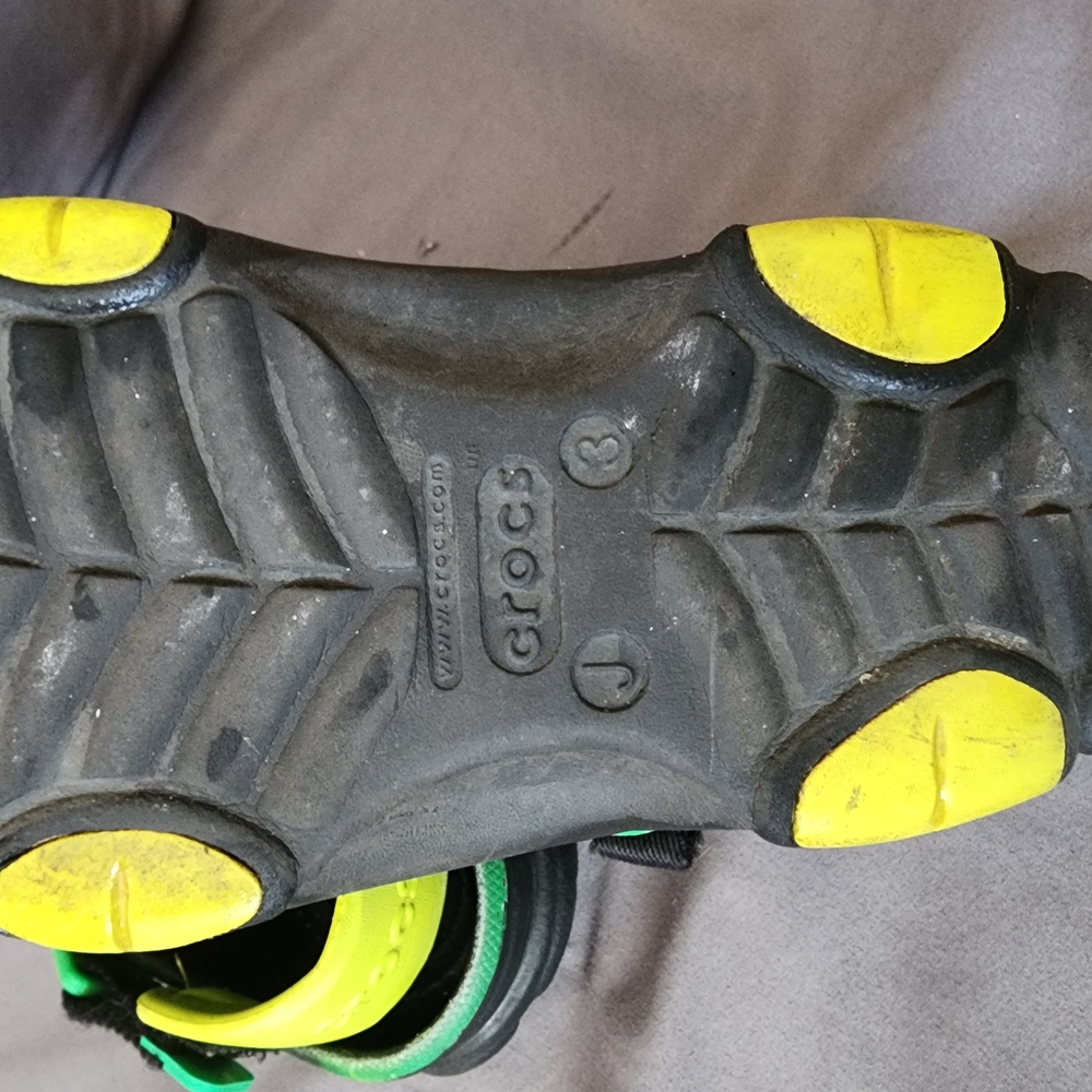 CROCS Green Kids Sandals with Alien Charms - Picture 7 of 9